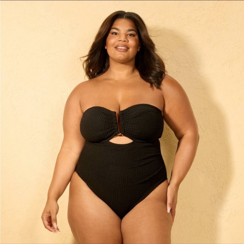 NWT Women's Crochet U Wire Medium
Coverage One Piece Swimsuit - Shade & Shore